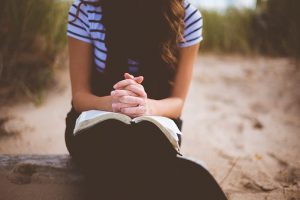 5 Easy Ways to Stay Focused While You Pray www.monahodgson.com